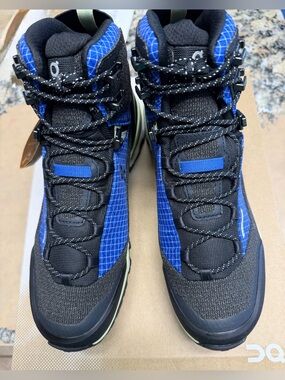 On women’s 7.5 CloudAlpine waterproof shoes- new in box